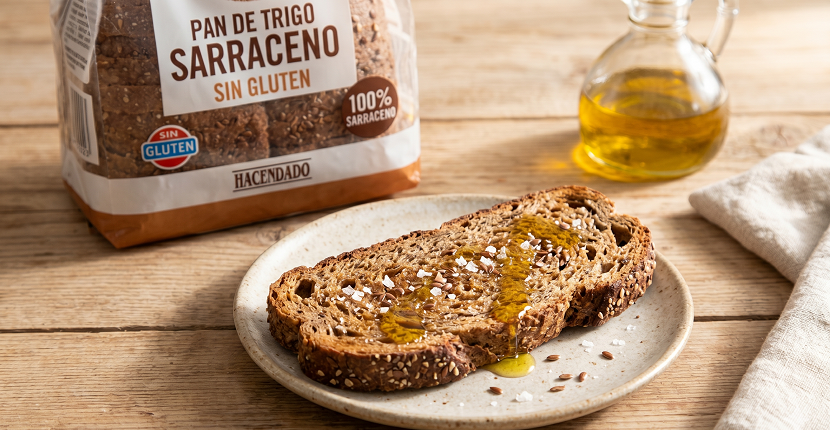 Tostada de pan de trigo sarraceno de Mercadona con aceite de oliva virgen extra y sal sobre mesa de madera rústica.